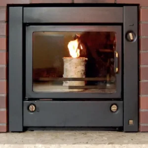 Pakuküünal põleb kaminas